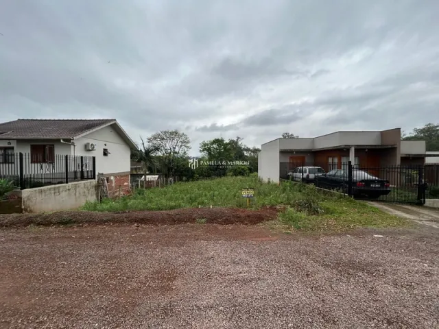 Fachada de uma residência em Lajeado, Brasil, com muro e área externa.