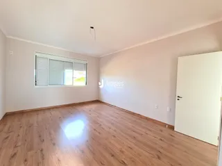 Sala de estar com piso de madeira clara.