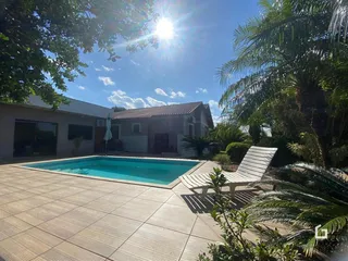 Foto da piscina e área externa de uma residência em Lajeado.