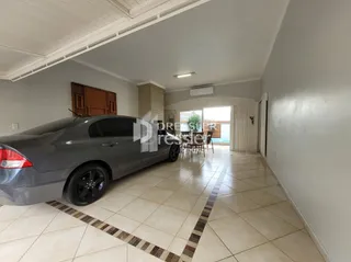 Sala de estar com piso de cerâmica clara e espaço aberto.