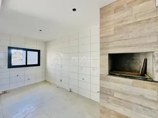 Ambiente interno com paredes brancas e piso claro em um imóvel.