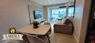 Sala de estar com sofá e mesa de jantar em um imóvel no Brasil.