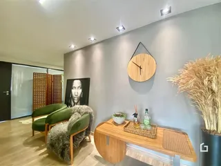Sala de estar com piso de madeira e decoração moderna.
