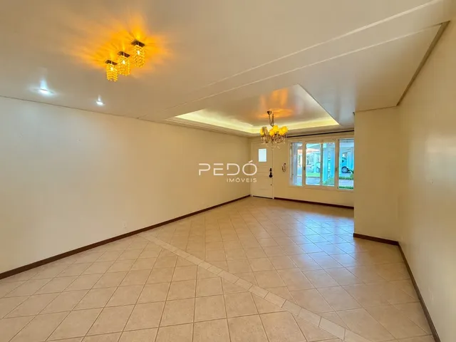 Hall de entrada com piso de cerâmica claro e teto branco.