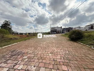 Vista da entrada de uma propriedade em Lajeado, Brasil, com um pátio pavimentado.