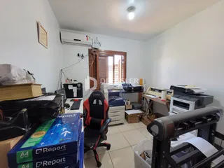 Interior de uma sala com equipamentos e caixas visíveis.