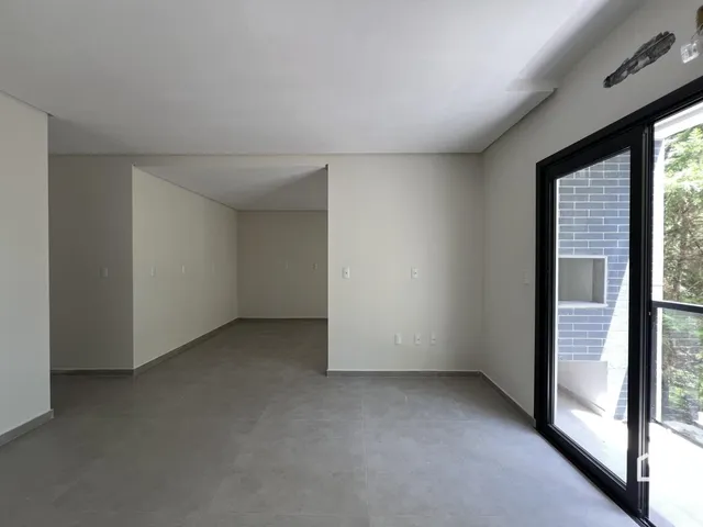Hall de entrada com piso de cerâmica e paredes brancas.