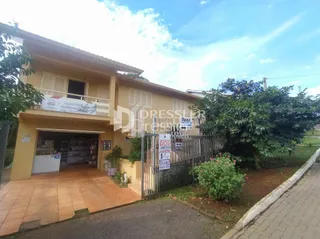 Fachada de uma residência em Lajeado, Brasil, com garagem e área externa.