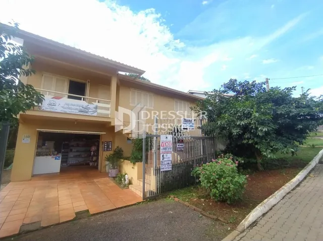 Fachada de uma residência em Lajeado, Brasil, com garagem e área externa.