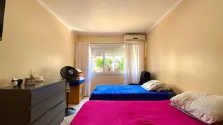 Um quarto com cama e janela em um imóvel.