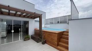 Vista da fachada de uma residência com piscina e área externa.