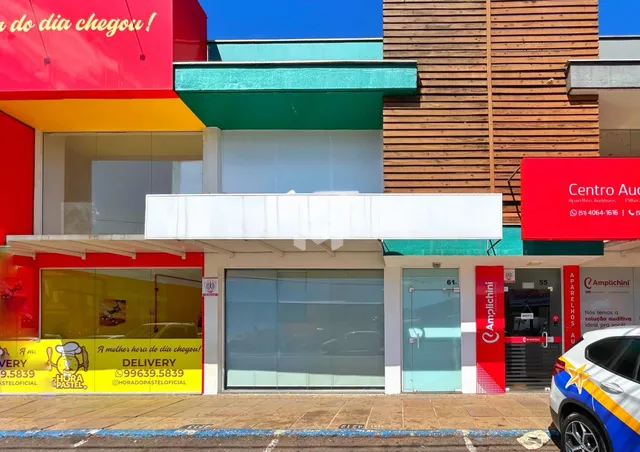 Fachada de um imóvel comercial em Lajeado, Brasil, com cores vibrantes.