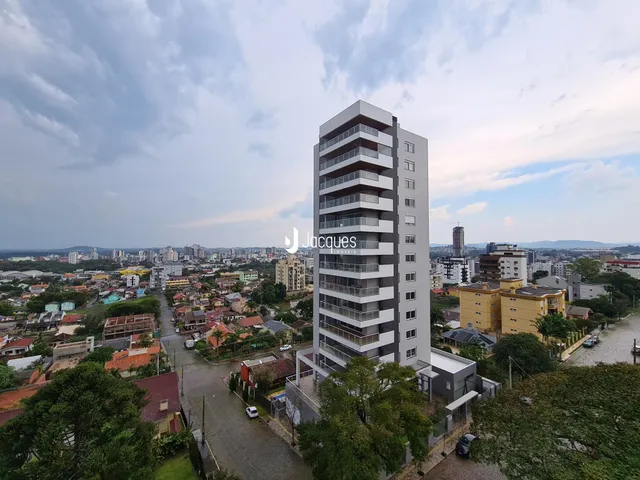 Vista aérea de um edifício residencial em Lajeado, Brasil, com paisagem urbana ao redor.