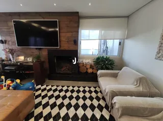 Sala de estar com lareira e piso em padrão xadrez.