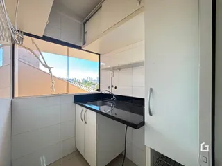 Vista interna de uma cozinha com janela para a paisagem.