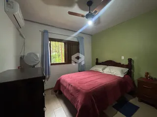 Quarto com janela e cama em um imóvel em Lajeado.