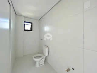 Banheiro com piso e paredes brancas.