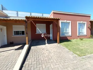 Fachada de uma casa em Lajeado, Brasil, com jardim e entrada pavimentada.