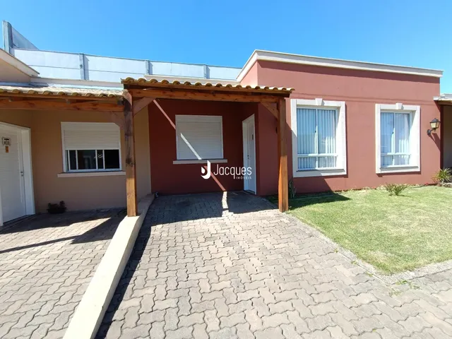 Fachada de uma casa em Lajeado, Brasil, com jardim e entrada pavimentada.