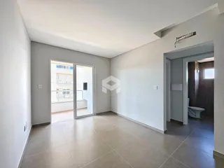 Ambiente interno de uma sala com piso de cerâmica clara.