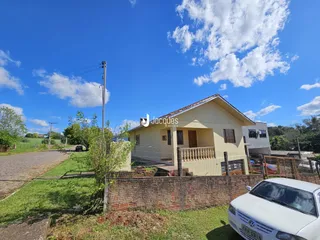Fachada de uma casa em Lajeado, Brasil, com cerca e vegetação no jardim.