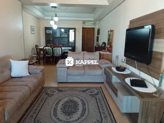 Sala de estar com sofá e mesa de jantar em um apartamento.