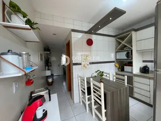 Interior de uma sala de jantar com cozinha em um imóvel em Lajeado, Brasil.