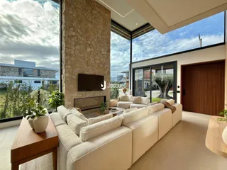 Sala de estar moderna com sofá e lareira em um imóvel em Lajeado.