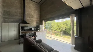 Sala de estar ampla com vista para o jardim externo.