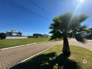Vista externa do jardim e da entrada de uma propriedade em Lajeado.