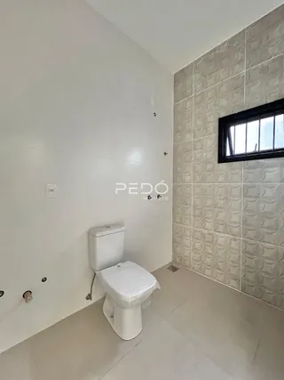 Foto de um banheiro interno com azulejos brancos.