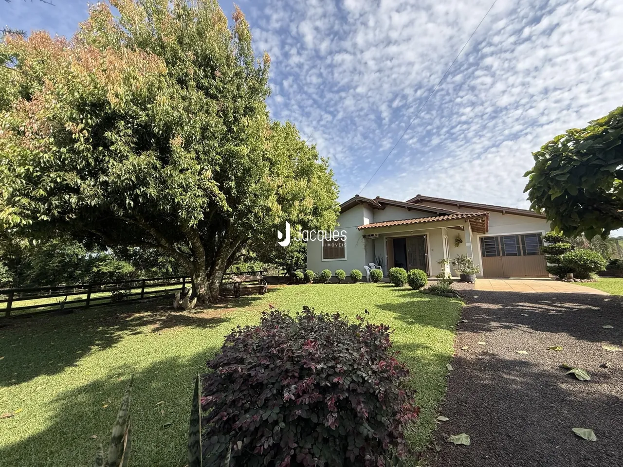 Fachada de uma residência com jardim em Lajeado, Brasil.
