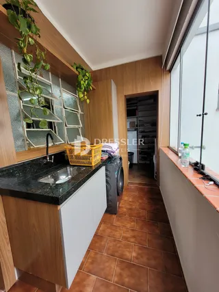 Hall de entrada com revestimento de madeira e piso de cerâmica no imóvel.