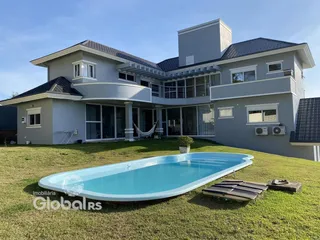Fachada de casa em Lajeado com piscina e jardim.