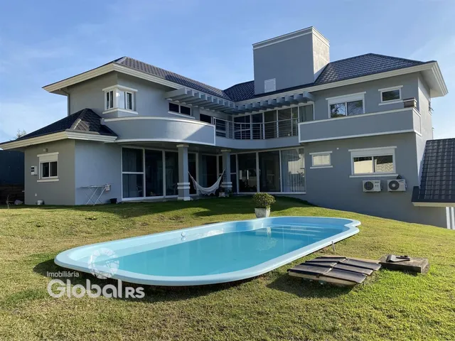 Fachada de casa em Lajeado com piscina e jardim.