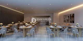 Ambiente interno de uma sala de jantar com mesas e cadeiras.