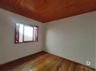 Ambiente interno com piso de madeira e teto de madeira.