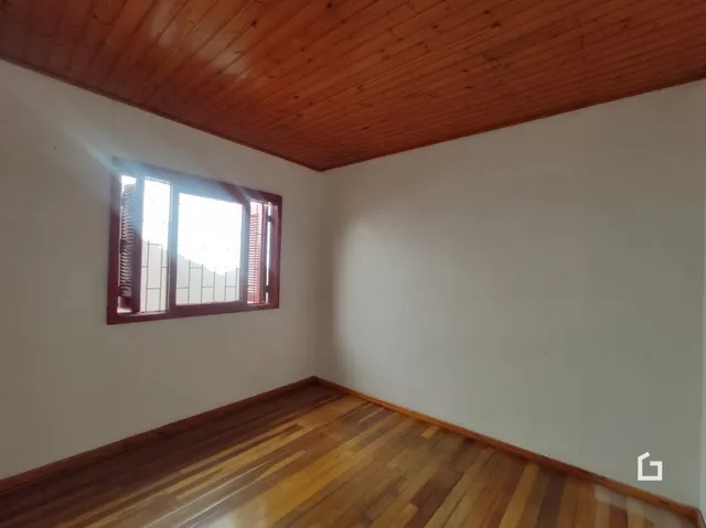Ambiente interno com piso de madeira e teto de madeira.