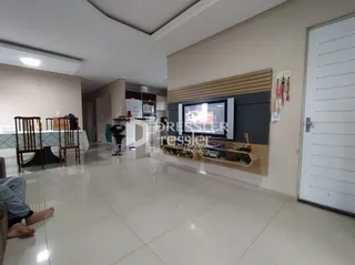 Sala de estar com piso de cerâmica e paredes claras.