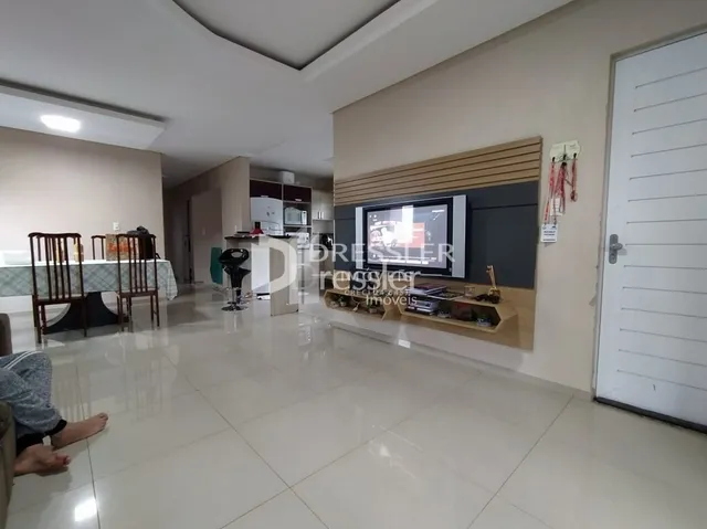 Sala de estar com piso de cerâmica e paredes claras.