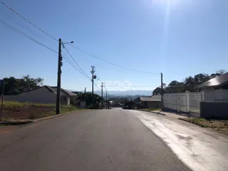 Vista da rua em Lajeado, Brasil com casas residenciais ao fundo.