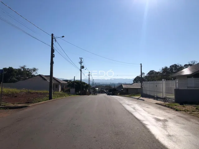 Vista da rua em Lajeado, Brasil com casas residenciais ao fundo.