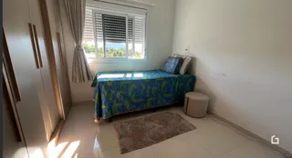 Foto de um quarto com cama e armário em um imóvel.