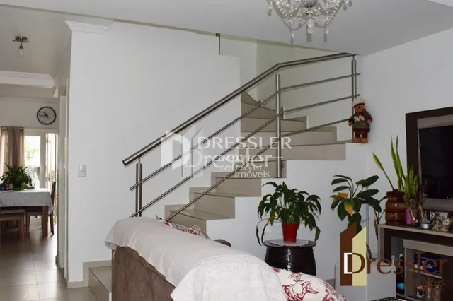Foto de um interior mostrando uma escadaria e uma cama em uma residência.