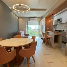 Foto de uma sala de jantar com mesa redonda e cadeiras em um imóvel em Lajeado.