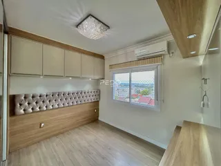 Foto de um quarto com cabeceira estofada e armários em madeira.