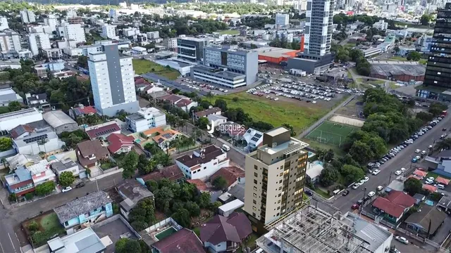 Vista aérea de uma área residencial em Lajeado, Brasil, mostrando casas e infraestrutura urbana.