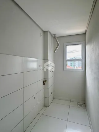 Hall de corredor interno com piso e paredes brancas.