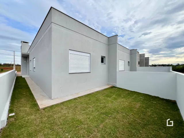 Fachada externa de uma residência moderna em Lajeado, Brasil, com gramado ao redor.
