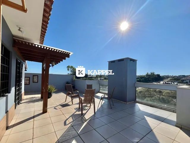 Varanda externa com piso de cerâmica e vista para a paisagem.